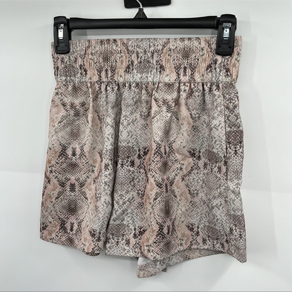 🆕Generation Love Amy Shorts High Waist
Soft Snake Choose Love New York NWT - Picture 3 of 9